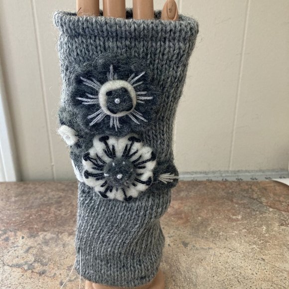 Windhorse Hand Knit Wool Handwarmers Gray - Picture 2 of 2